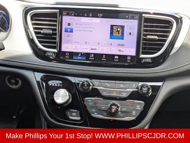 Used 2025 Chrysler Pacifica Premium FWD image 17