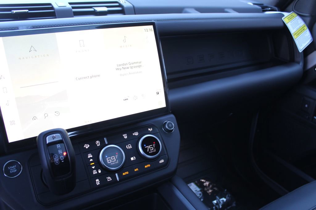 New 2026 Land Rover Defender 130 X-Dynamic SE image 12