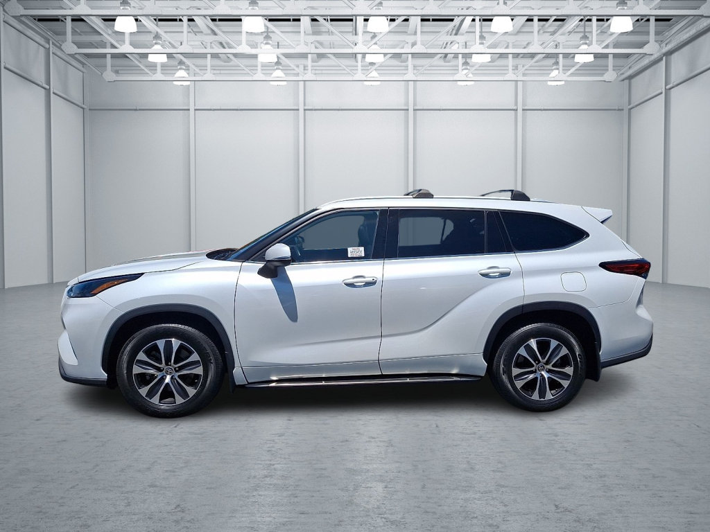 Used 2022 Toyota Highlander XLE AWD/4WD image 6