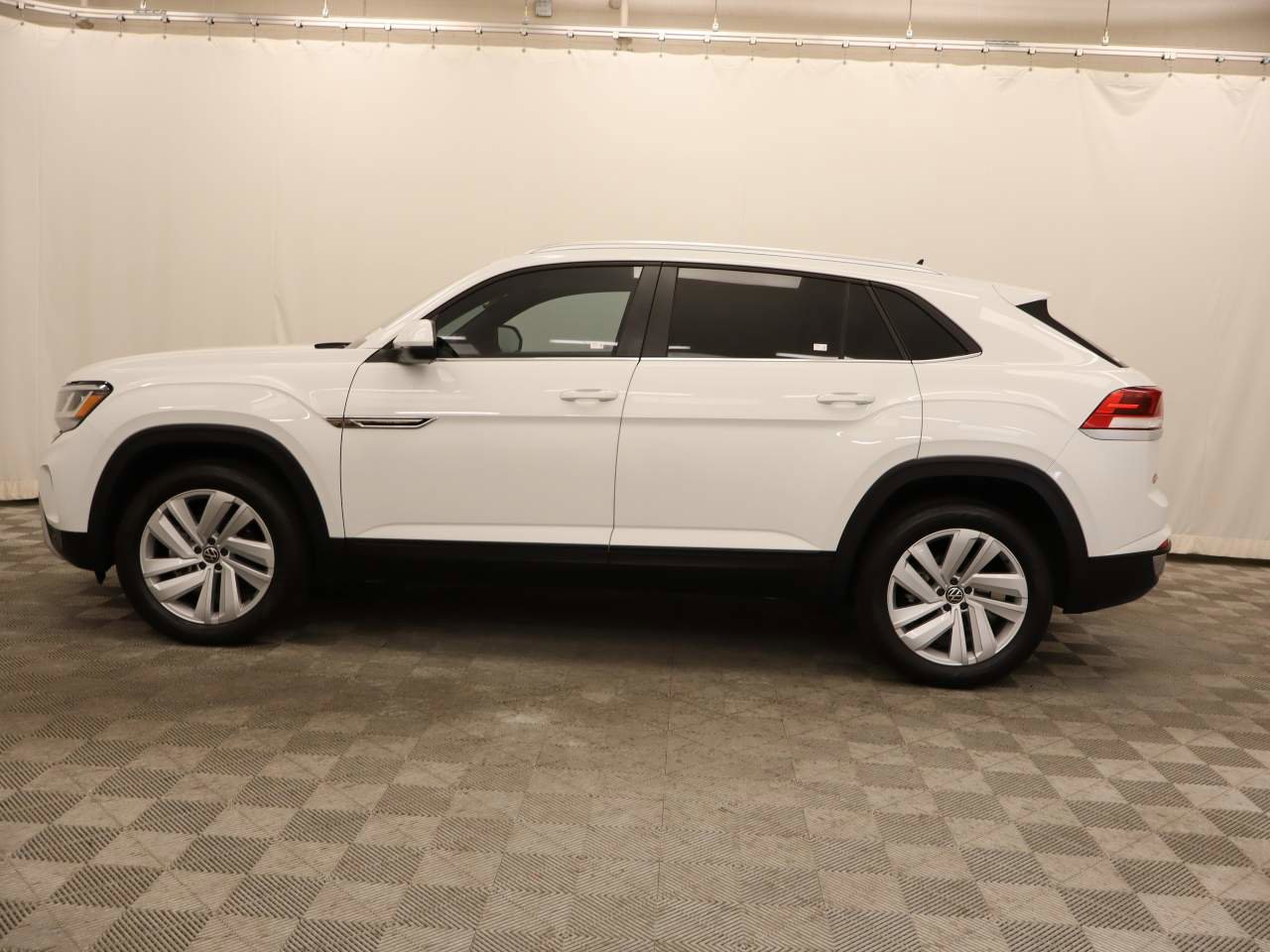 Used 2023 Volkswagen Atlas Cross Sport SE image 2
