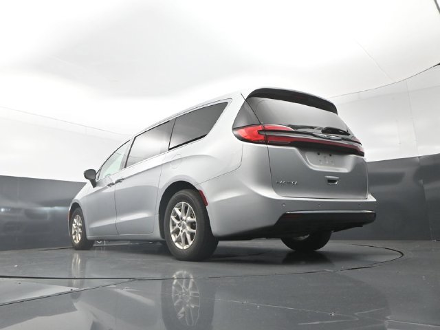 Used 2024 Chrysler Pacifica Touring-L FWD image 34