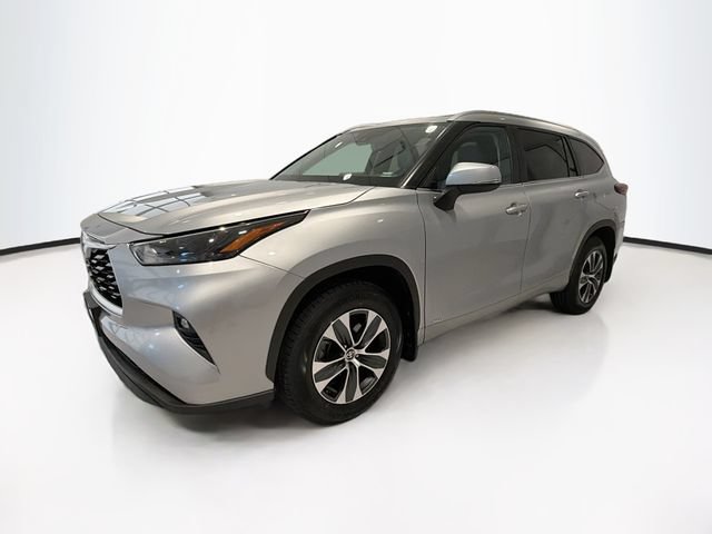 Certified 2024 Toyota Highlander XLE AWD/4WD image 3