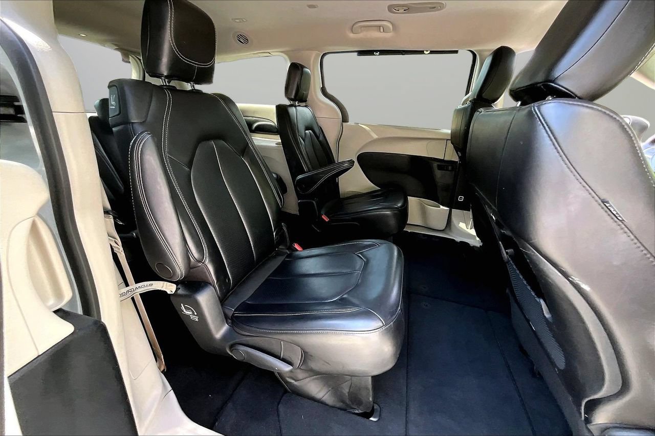 Certified 2023 Chrysler Pacifica Touring-L FWD image 23