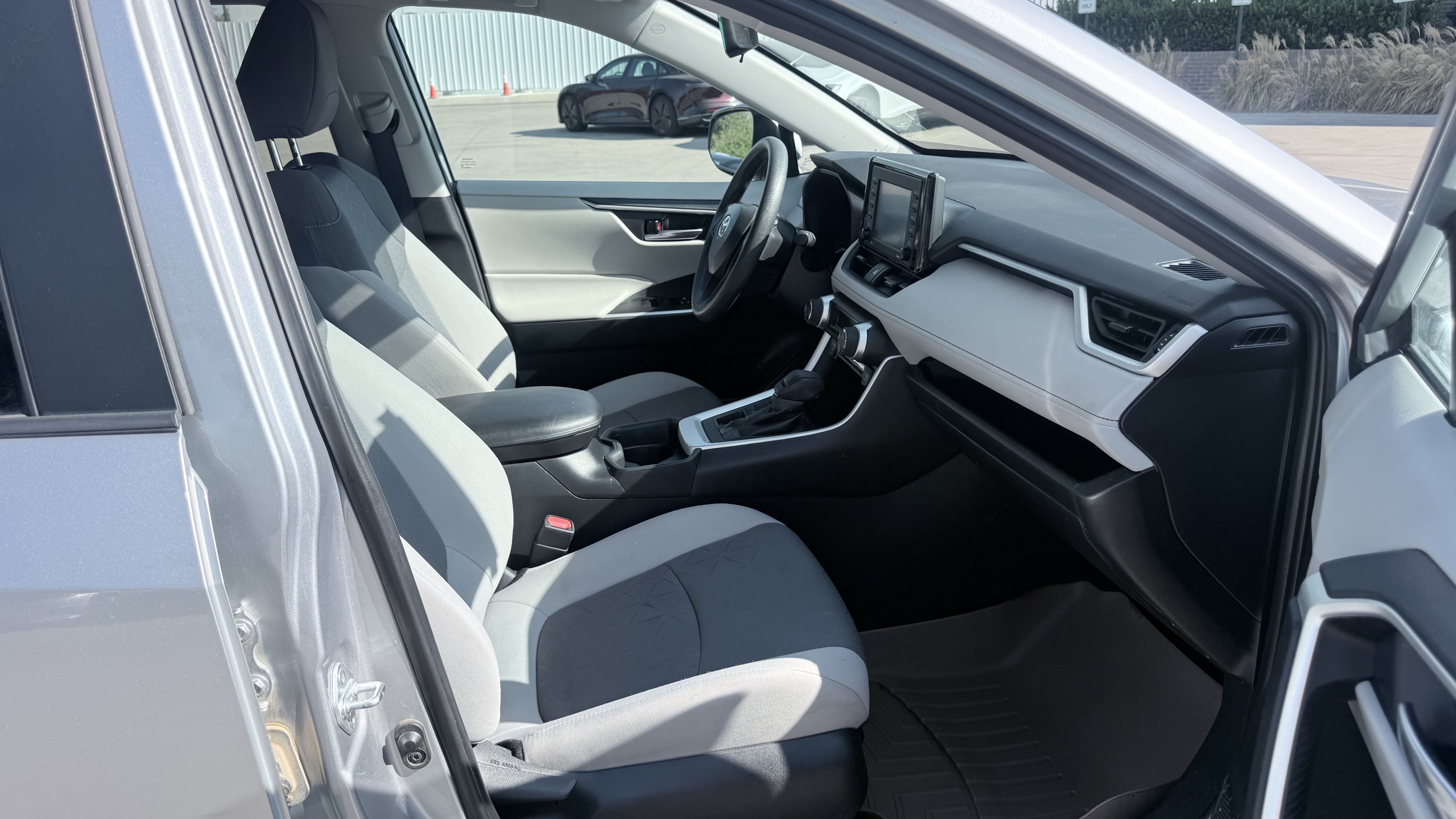 Used 2021 Toyota RAV4 XLE AWD/4WD image 32