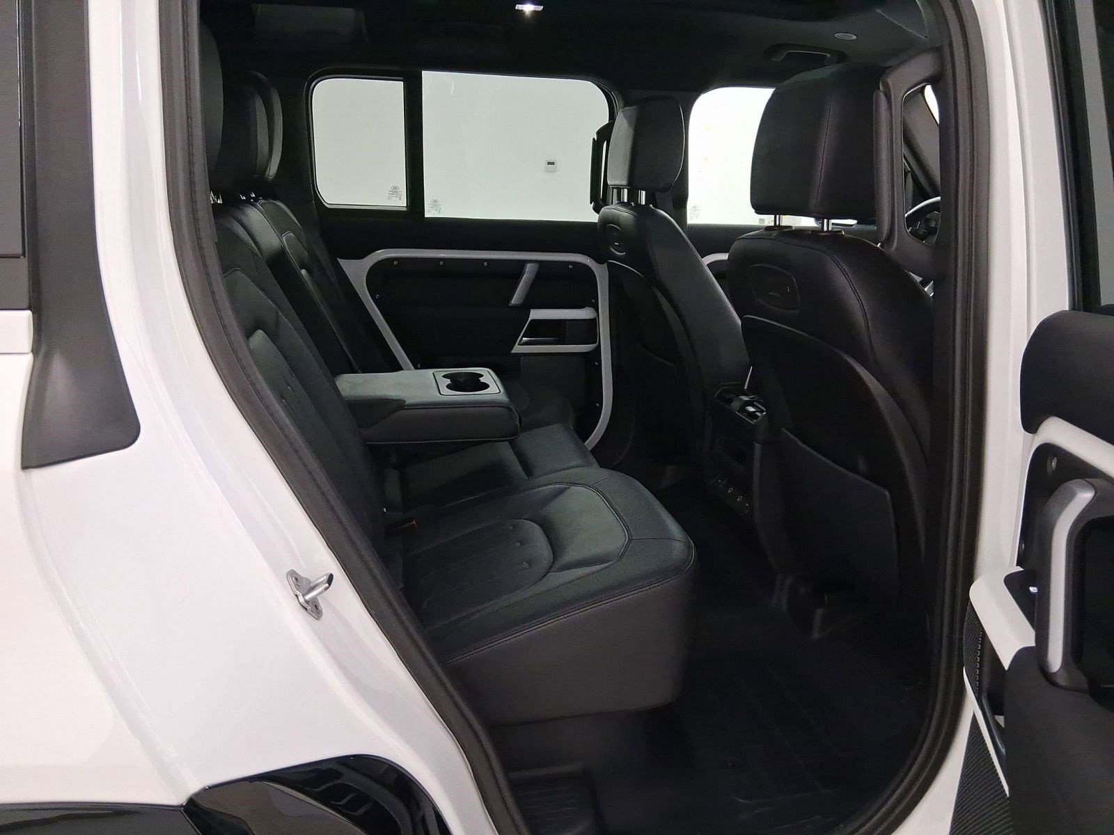 Used 2022 Land Rover Defender 110 X-Dynamic SE image 32