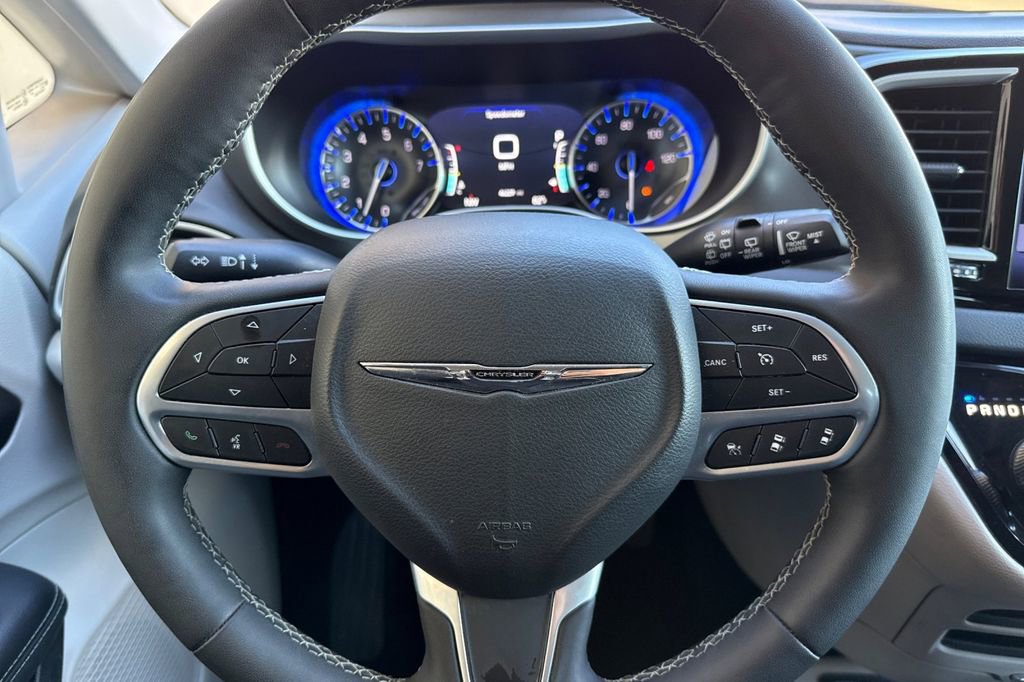 Used 2024 Chrysler Pacifica Touring-L image 34
