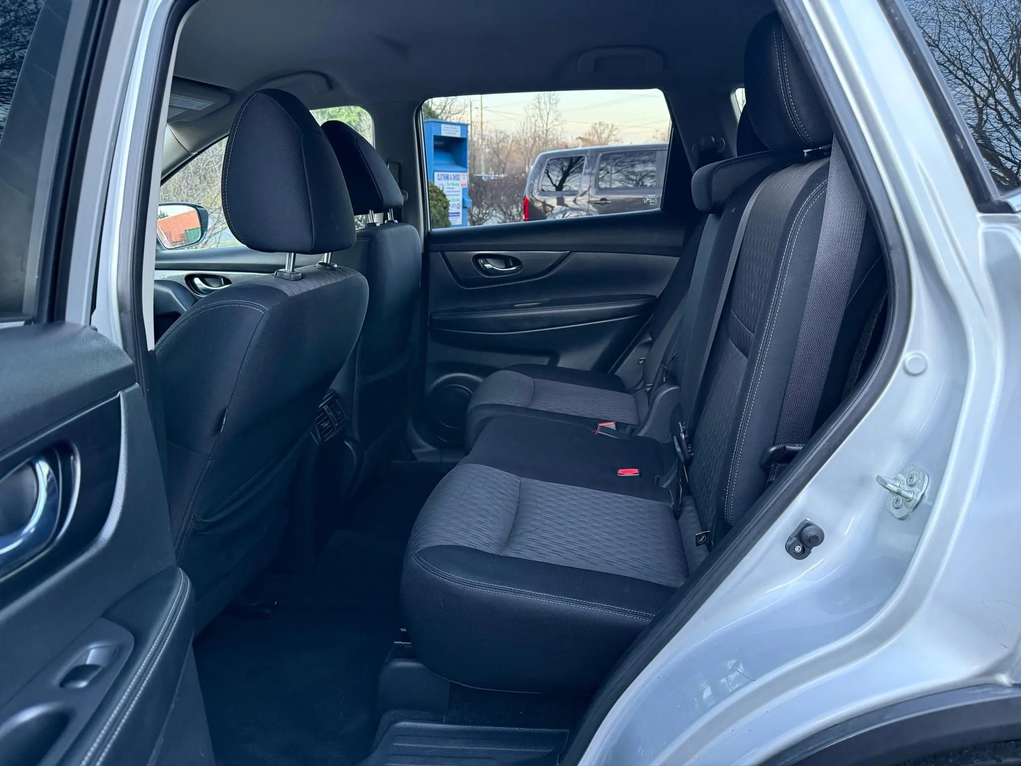 Used 2017 Nissan Rogue SV w/ SV Premium Package image 13