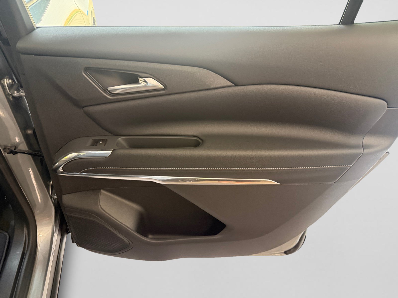 New 2027 Chevrolet Traverse LT w/ Sun and Wheel Package FWD image 16