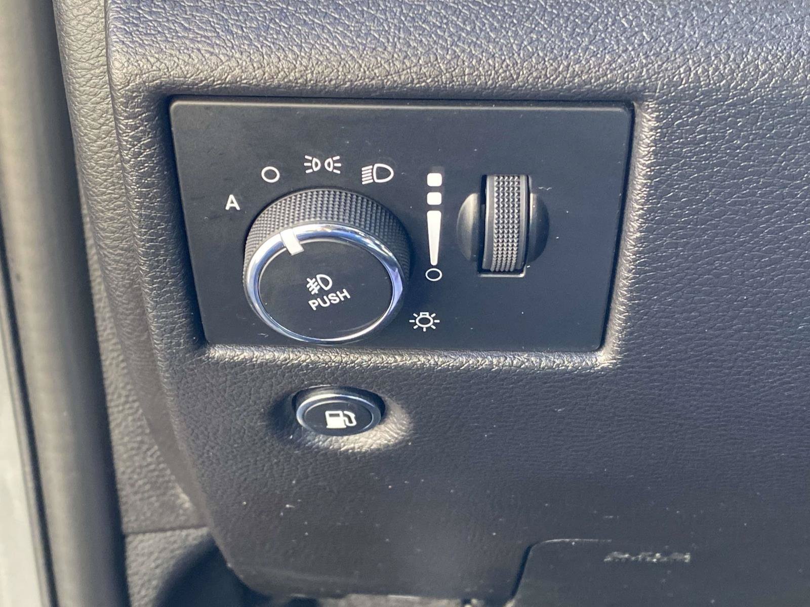 Used 2020 Jeep Grand Cherokee Altitude AWD/4WD image 29