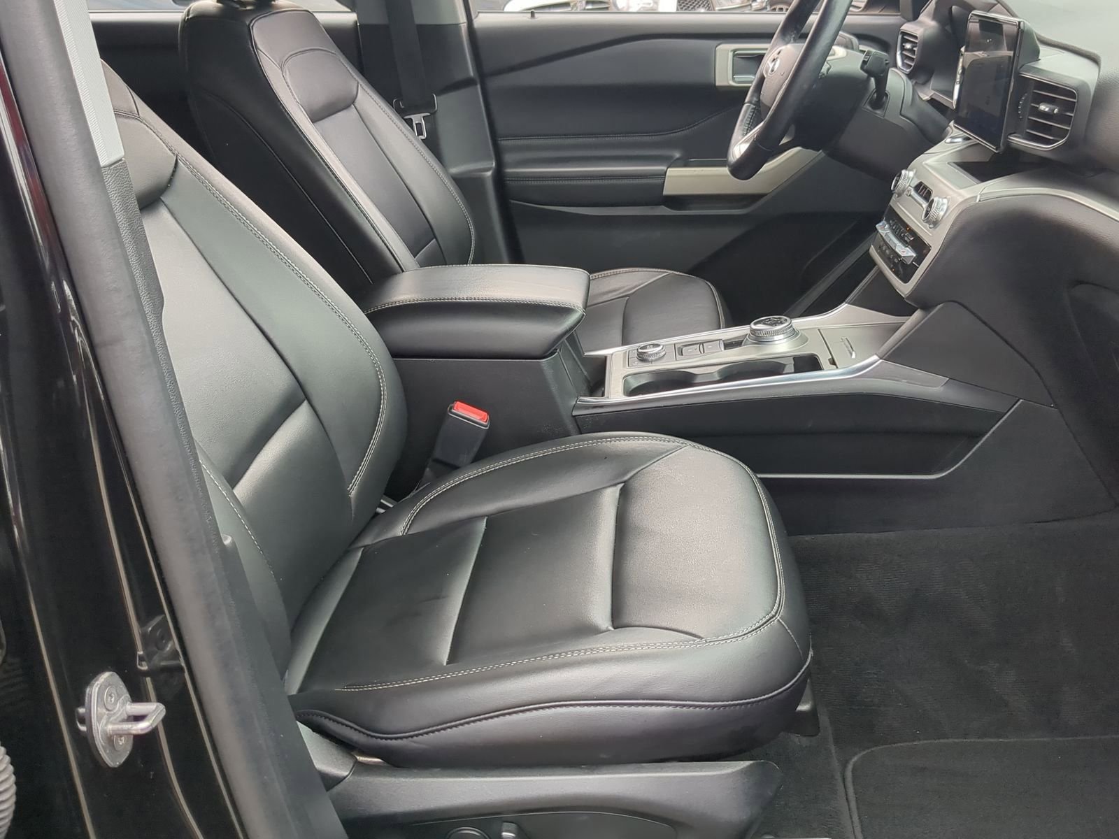 Certified 2022 Ford Explorer XLT w/ Equipment Group 202A image 27