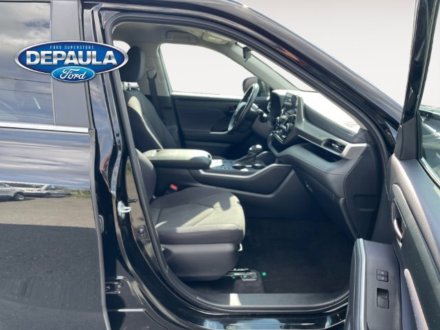 Used 2024 Toyota Highlander LE AWD/4WD image 19
