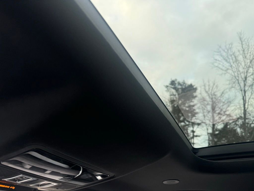 Used 2023 Land Rover Defender 110 X-Dynamic SE image 31