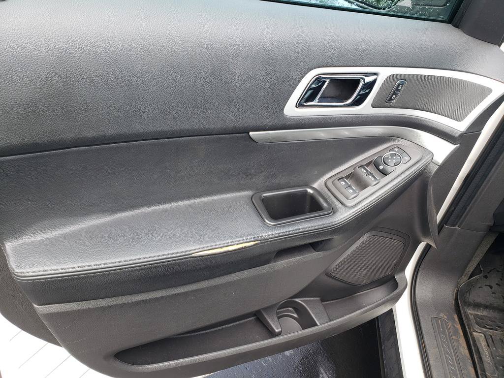Used 2014 Ford Explorer XLT w/ Equipment Group 202A FWD image 11