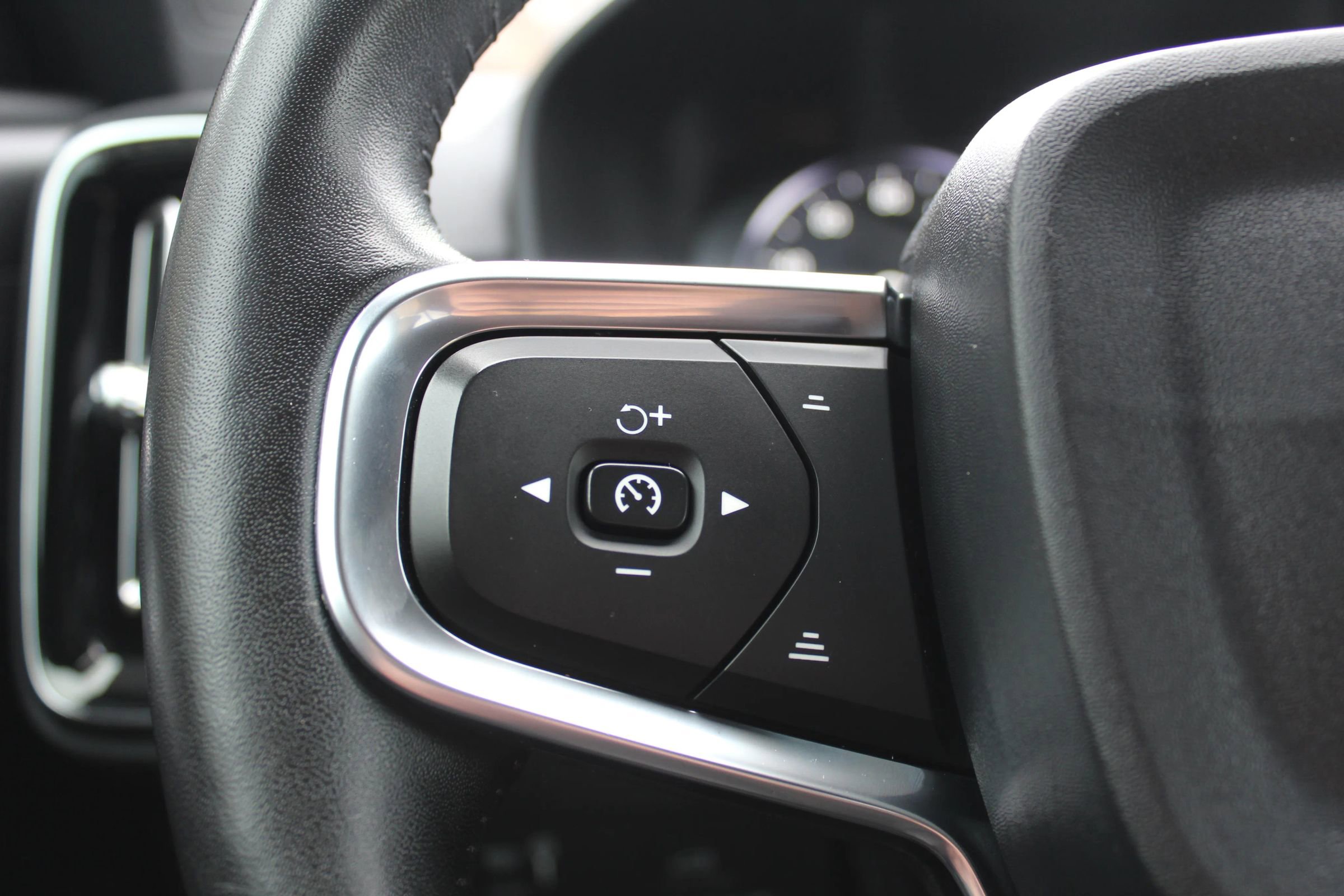 Used 2019 Volvo XC40 T5 Momentum image 25