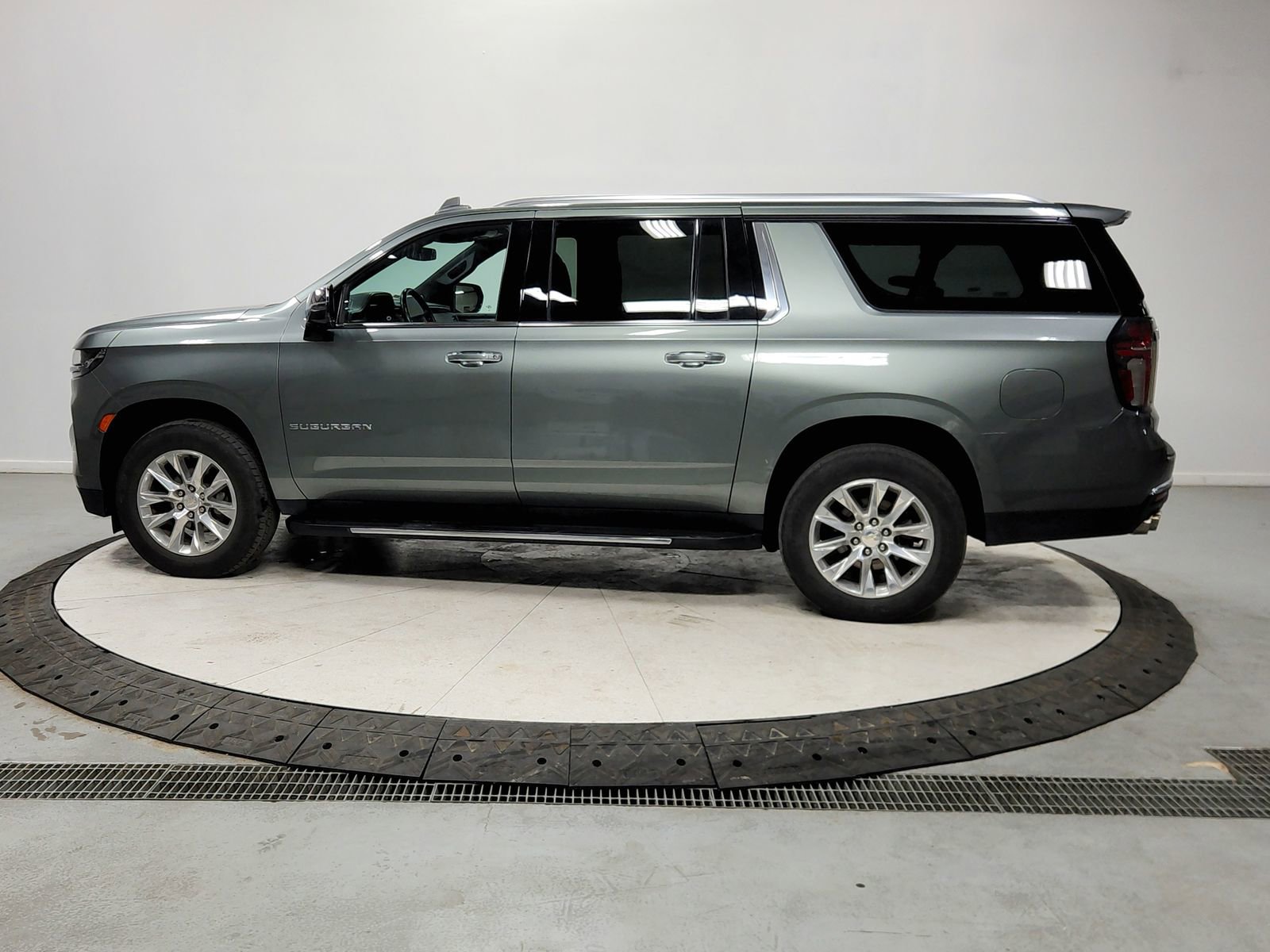 Used 2023 Chevrolet Suburban Premier image 5