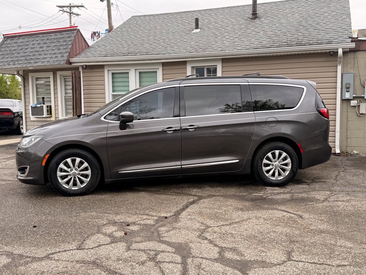 Used 2017 Chrysler Pacifica Touring-L FWD image 3