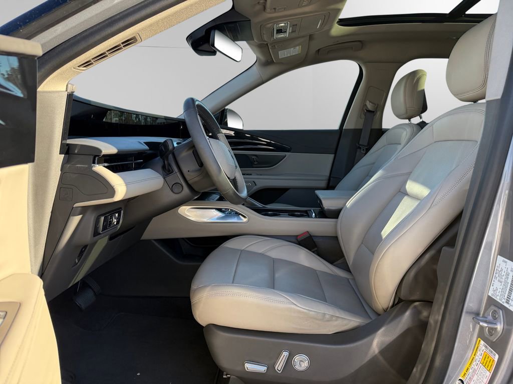 Used 2025 Lincoln Nautilus Premier w/ Equipment Group 102A image 9