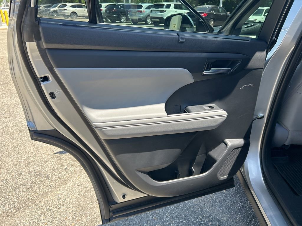 Used 2021 Toyota Highlander XLE AWD/4WD image 21