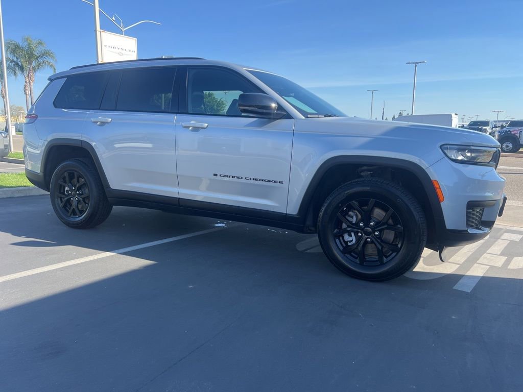 Used 2024 Jeep Grand Cherokee L Laredo image 8