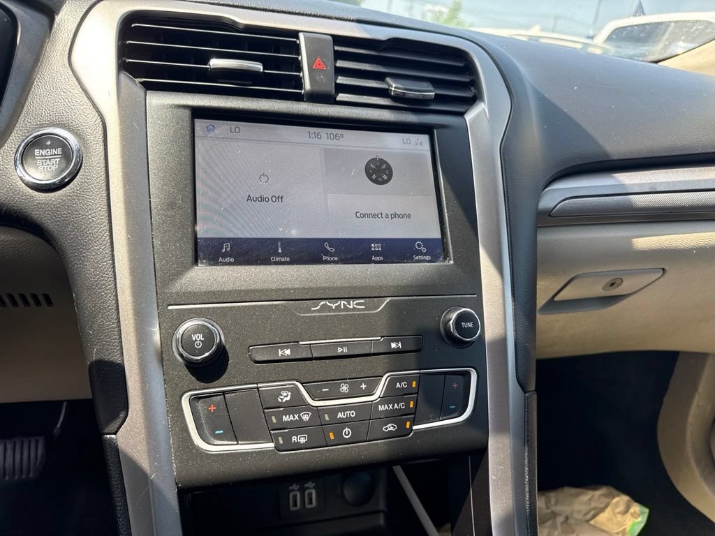 Used 2020 Ford Fusion SE FWD image 12