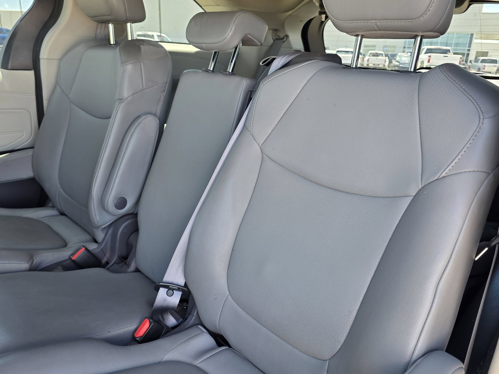 Used 2021 Toyota Sienna XLE FWD image 28