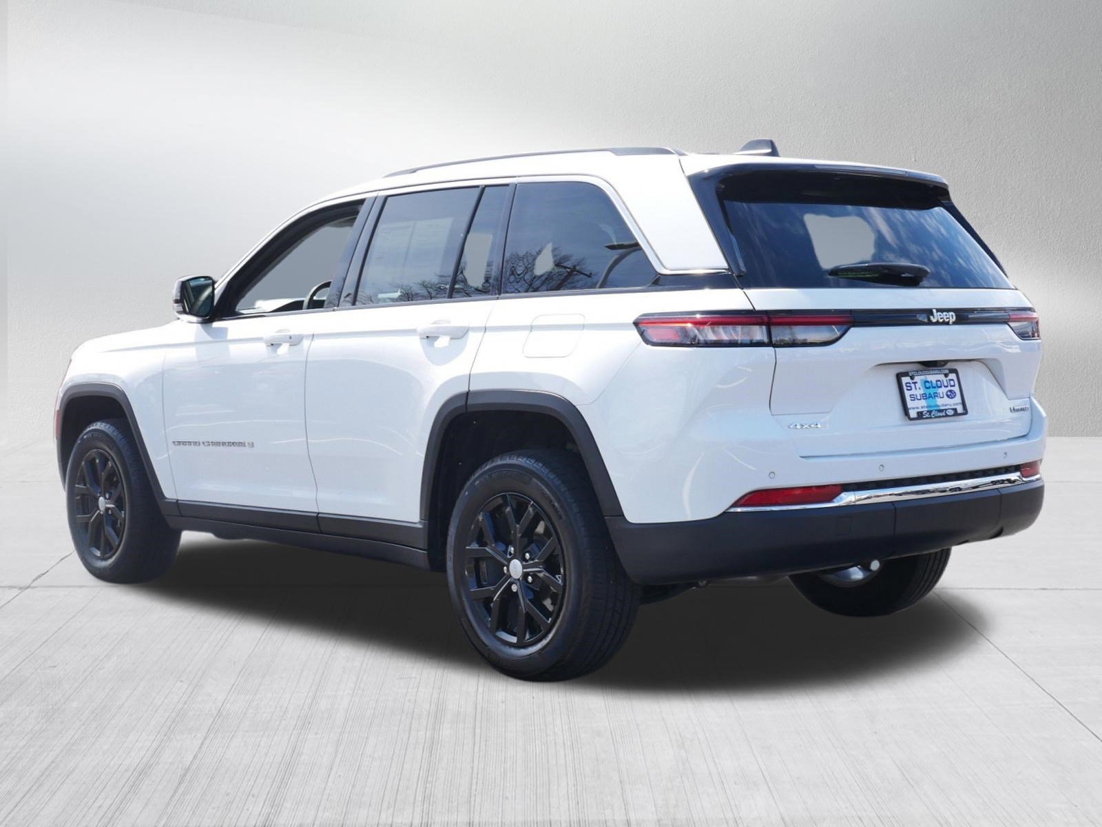 Used 2023 Jeep Grand Cherokee Limited AWD/4WD image 5