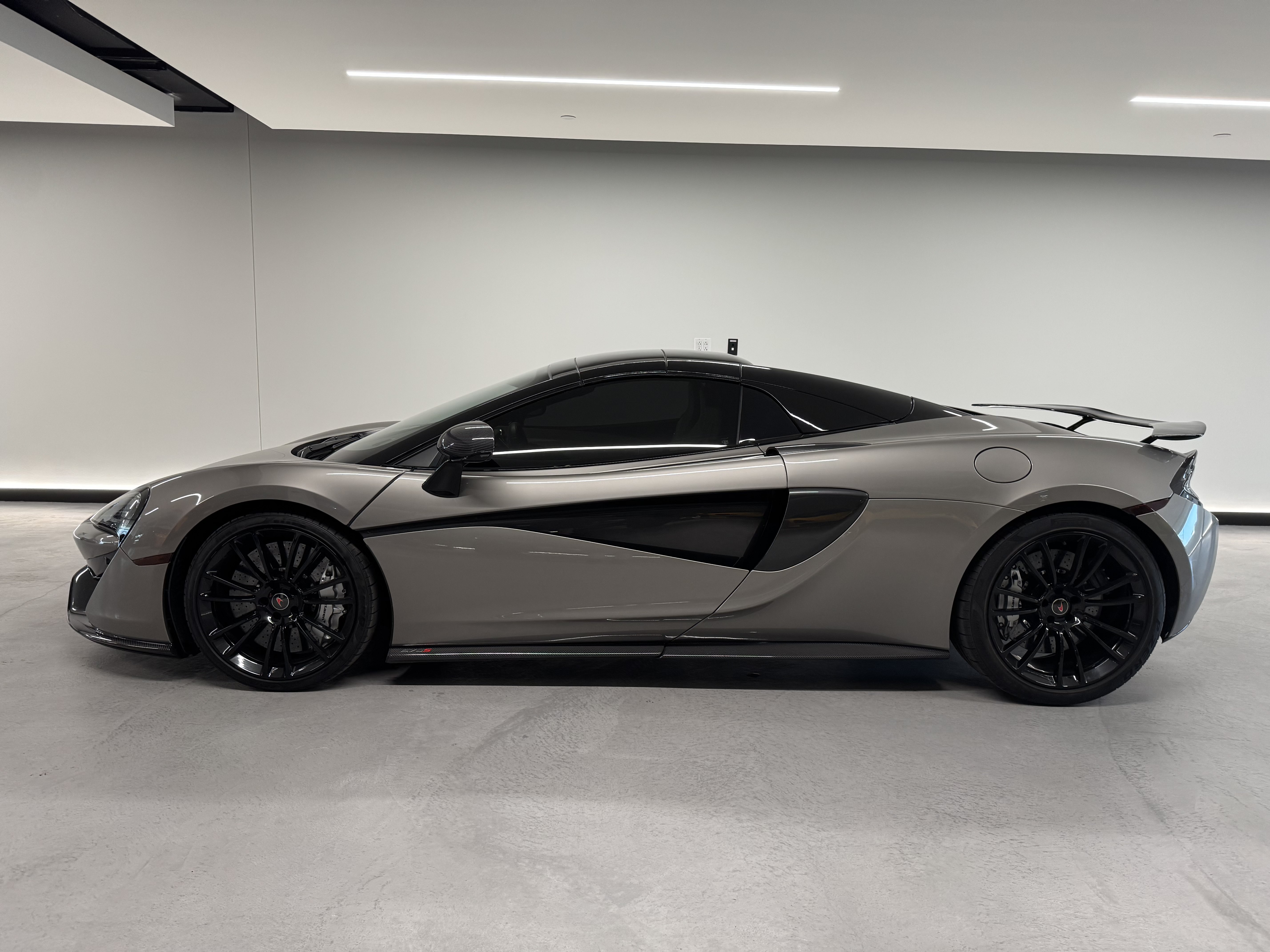 Used 2018 McLaren 570S Spider RWD image 2