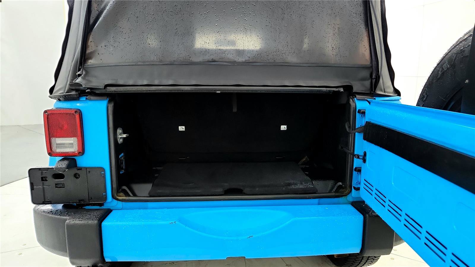 Used 2018 Jeep Wrangler Sahara w/ Connectivity Group image 13