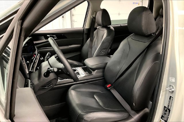 Used 2025 Kia Carnival SX Prestige FWD image 23