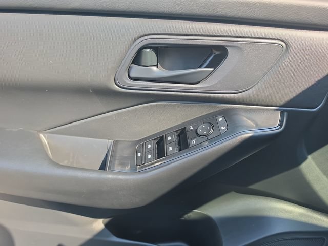 Used 2024 Nissan Rogue S FWD image 11