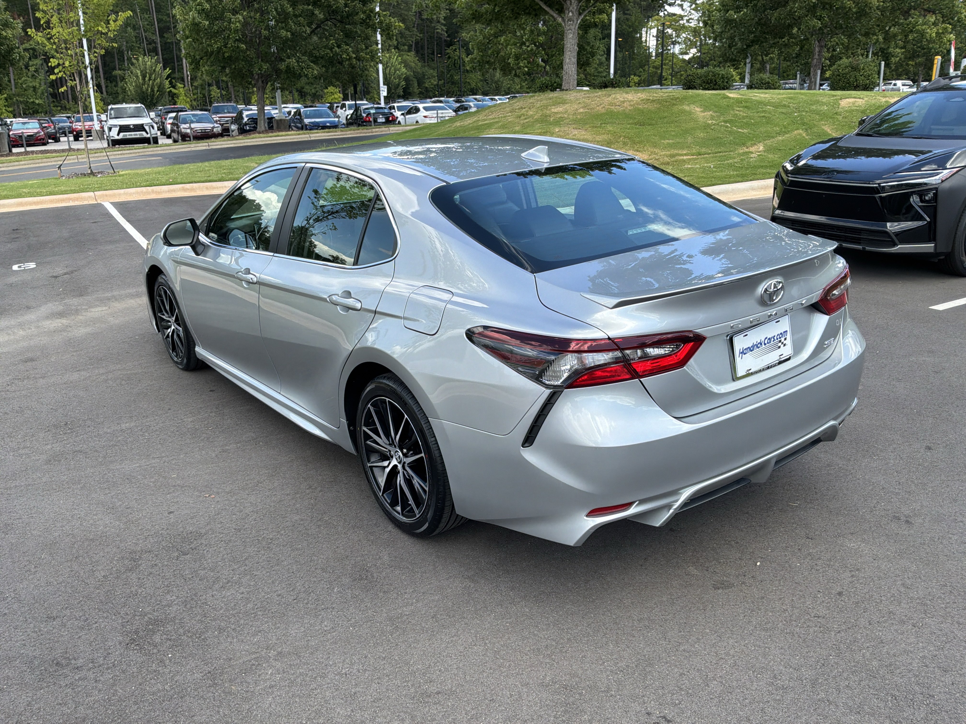 Used 2022 Toyota Camry SE FWD image 8