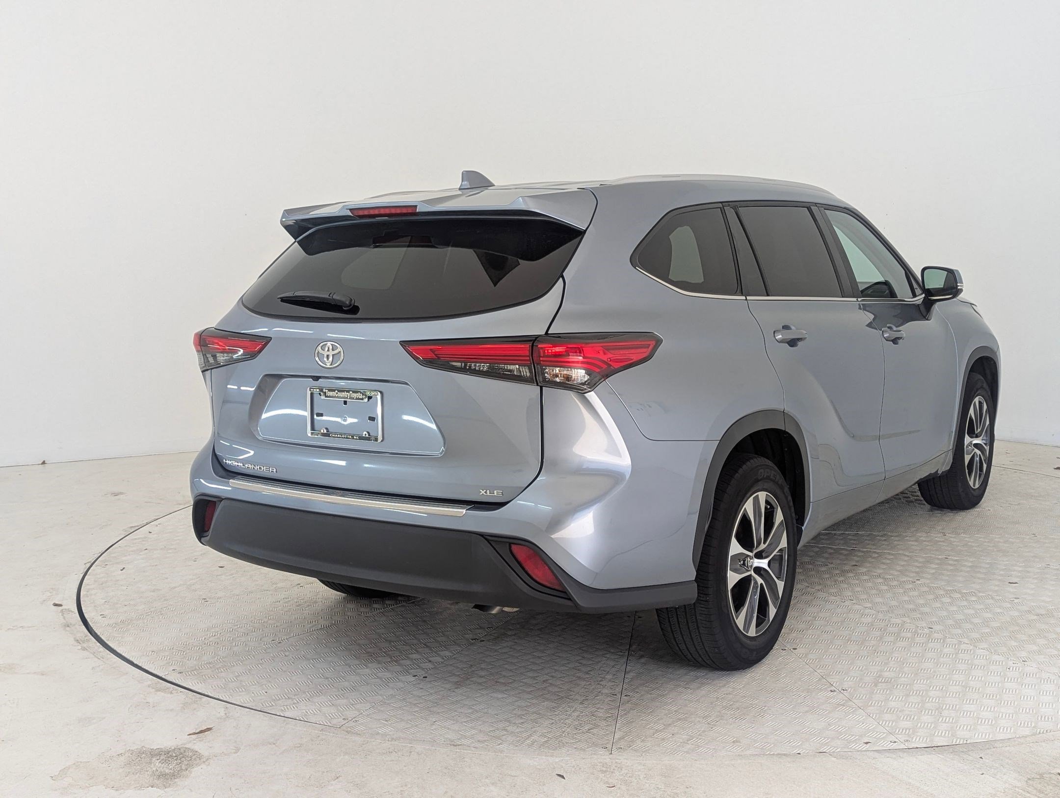 Used 2023 Toyota Highlander XLE image 9