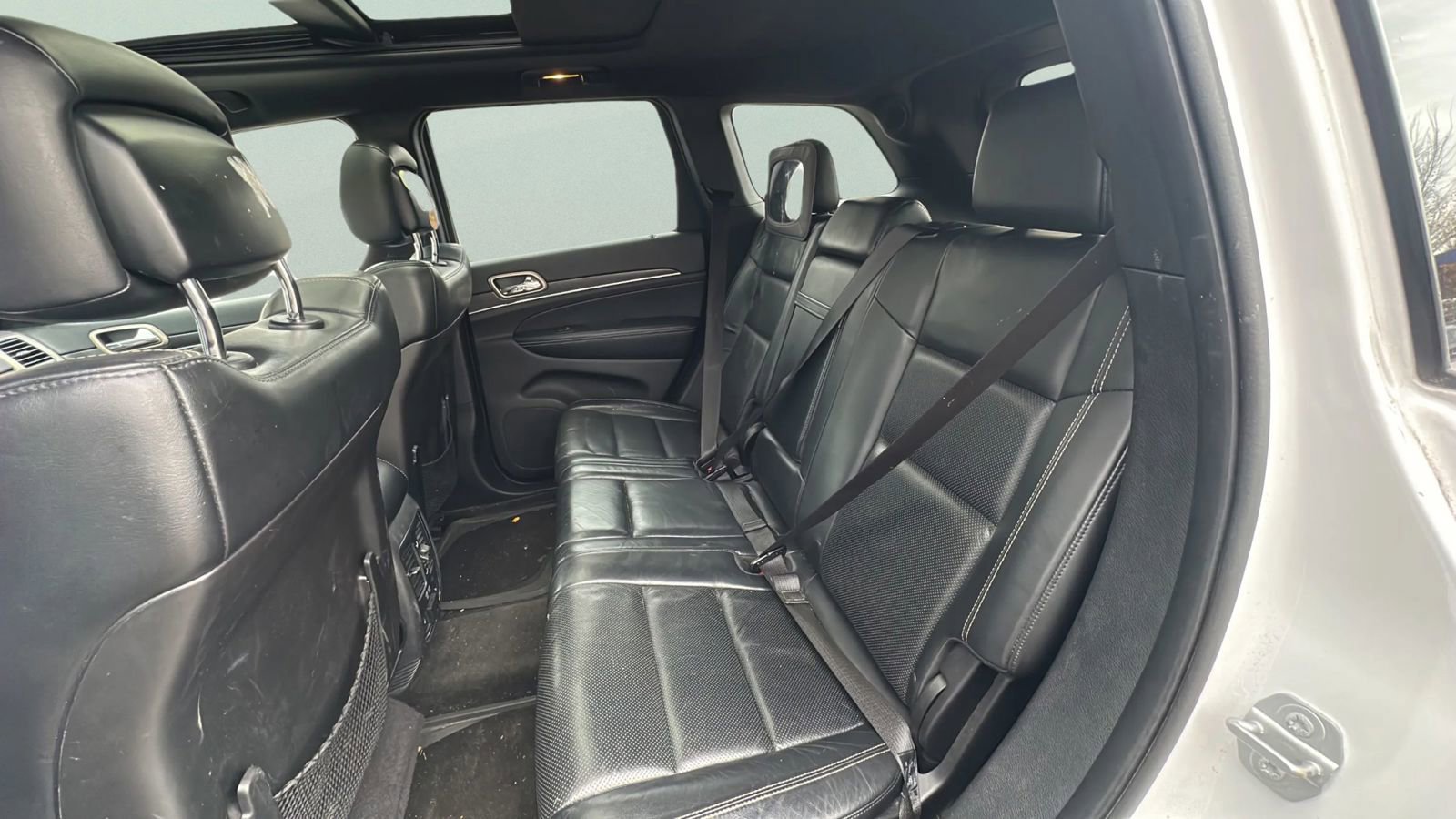 Used 2015 Jeep Grand Cherokee Limited w/ Luxury Group II image 18