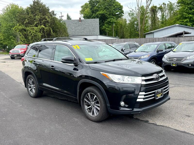 Used 2017 Toyota Highlander XLE image 3