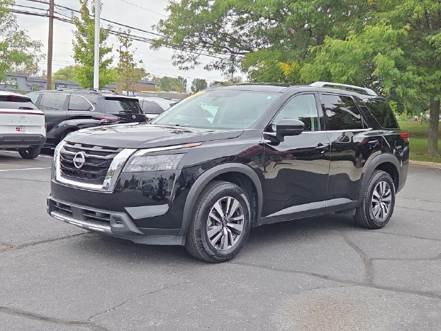 Used 2025 Nissan Pathfinder SL AWD/4WD image 2