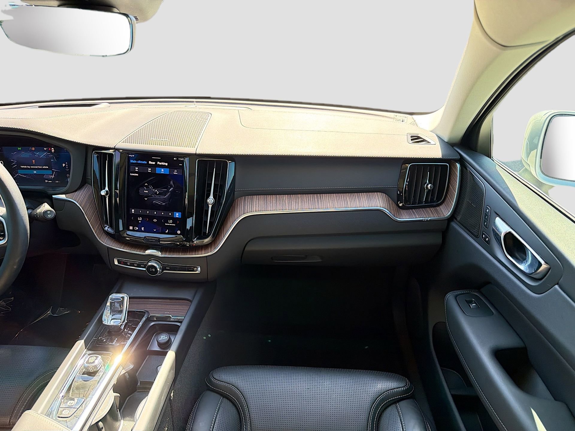 Used 2023 Volvo XC60 B5 Ultimate w/ Climate Package image 19