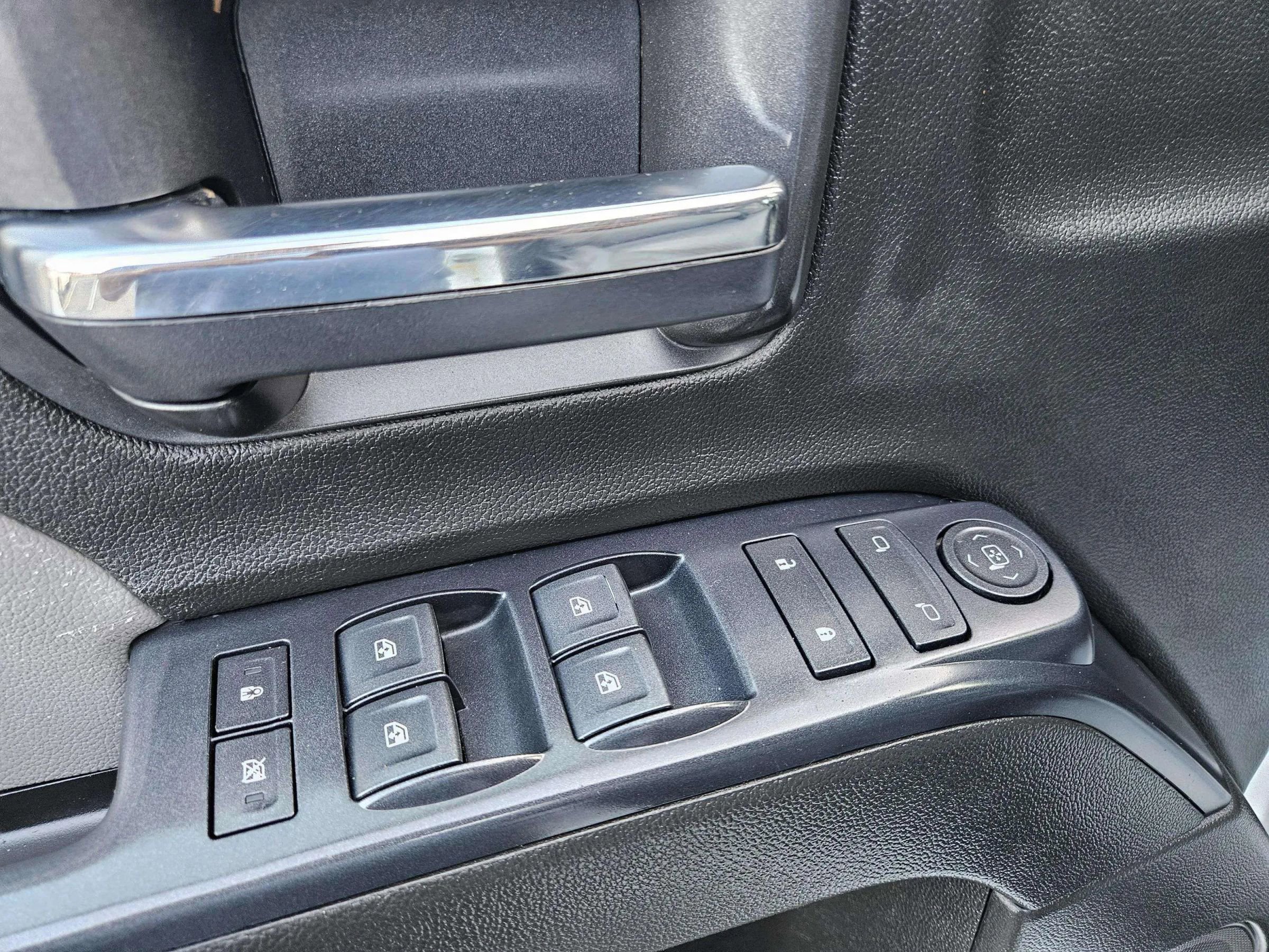 Used 2018 Chevrolet Silverado 1500 Custom w/ Trailering Package image 13