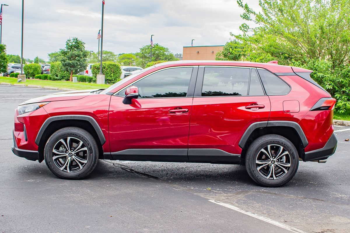 Used 2022 Toyota RAV4 LE AWD/4WD image 5