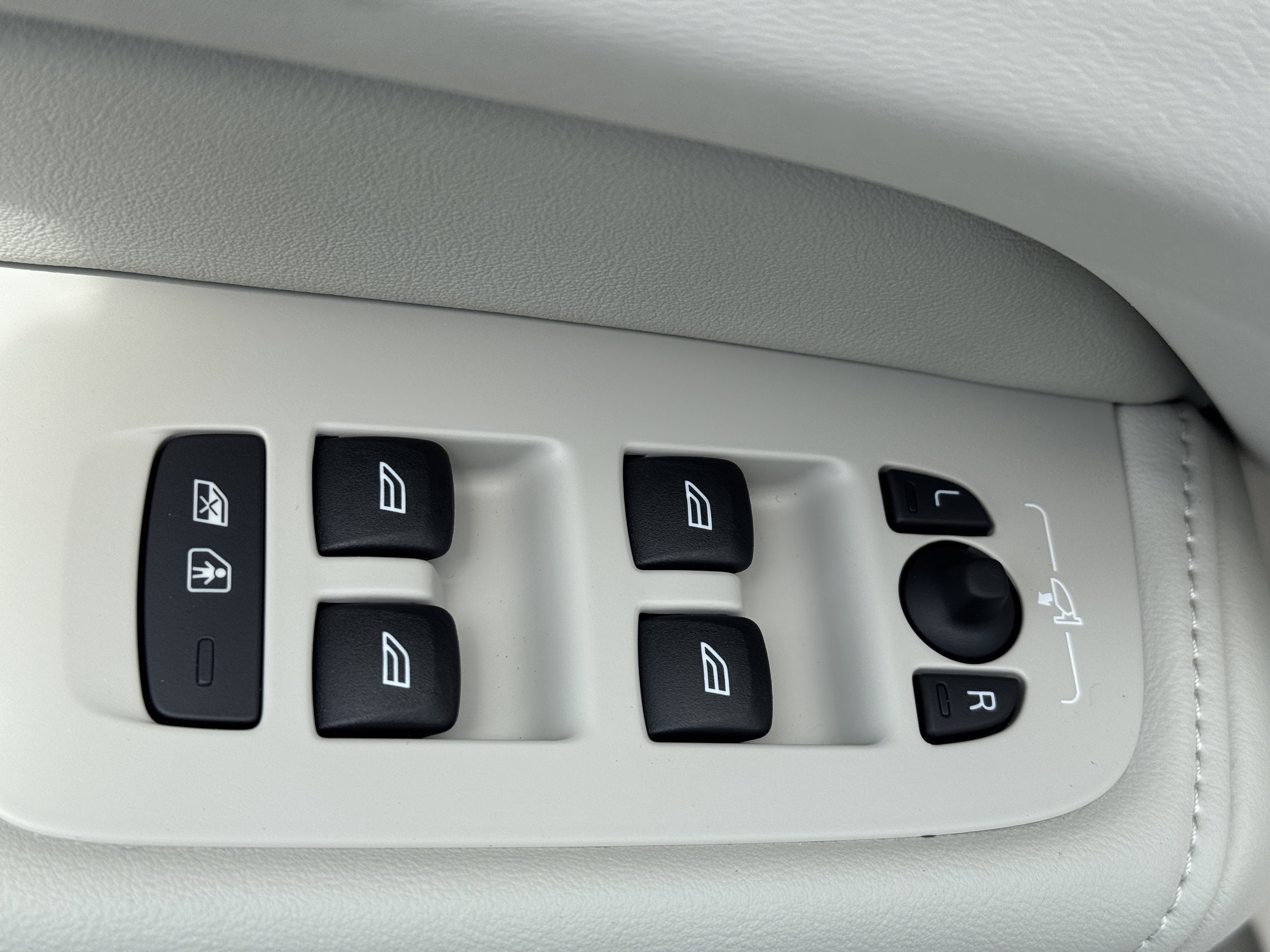 New 2026 Volvo XC60 B5 Ultra w/ Climate Package image 18