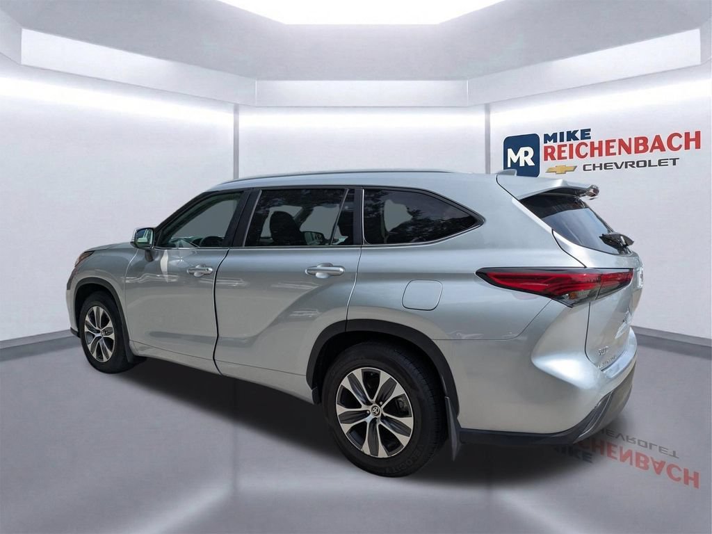 Used 2023 Toyota Highlander XLE FWD image 5
