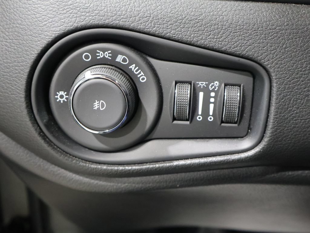 Certified 2023 Jeep Renegade Latitude w/ Premium Group AWD/4WD image 34