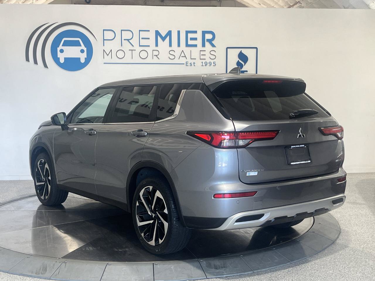 Used 2023 Mitsubishi Outlander SE FWD image 3