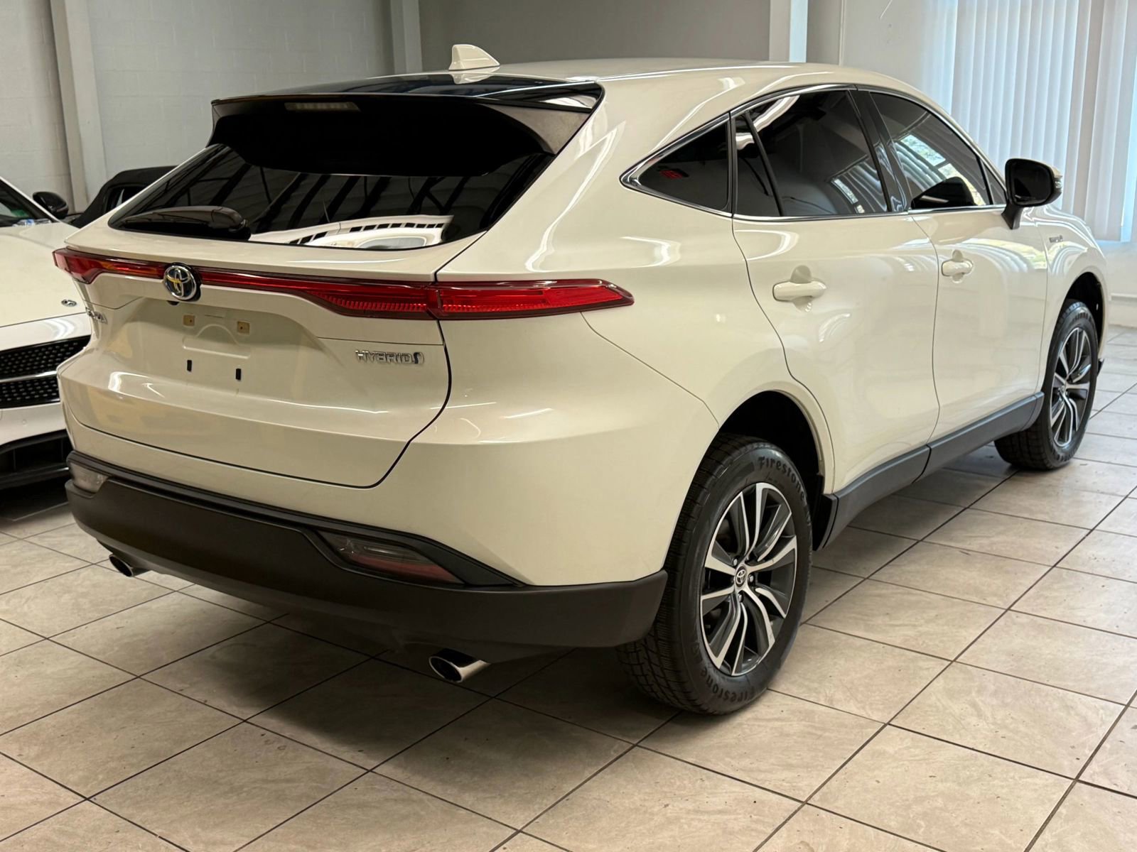 Used 2021 Toyota Venza LE image 9