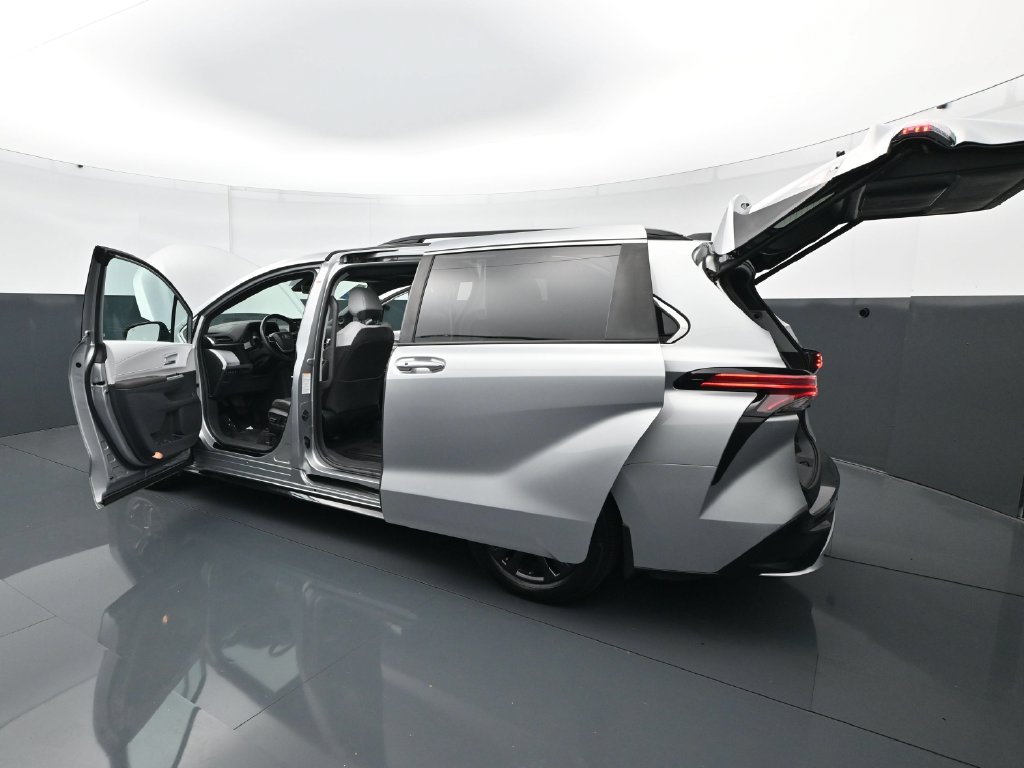 Used 2024 Toyota Sienna XSE AWD/4WD image 32