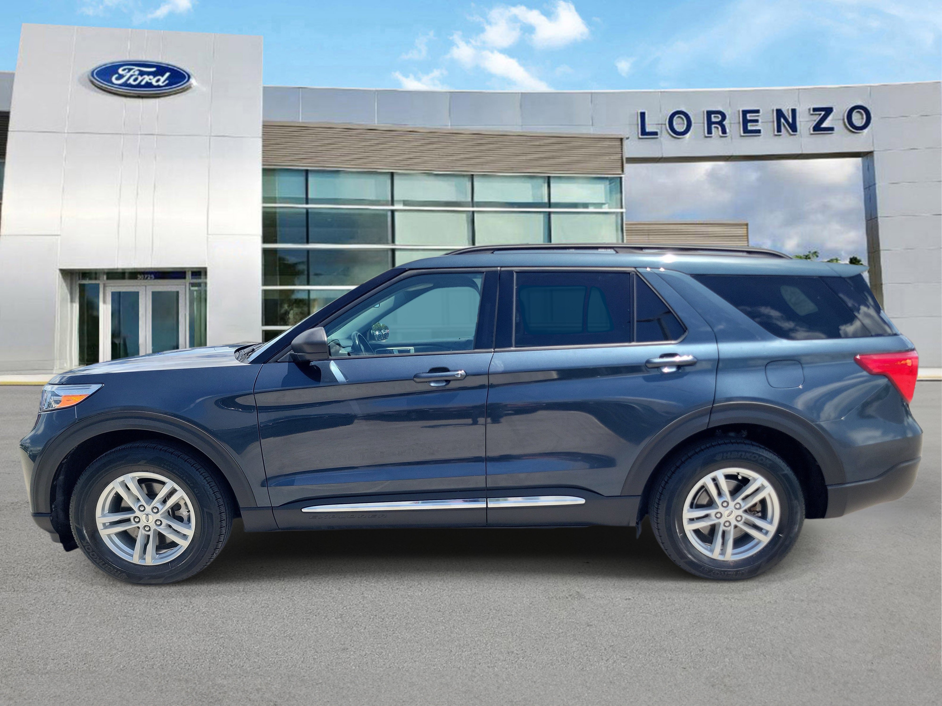 Used 2023 Ford Explorer XLT w/ Equipment Group 202A RWD image 8