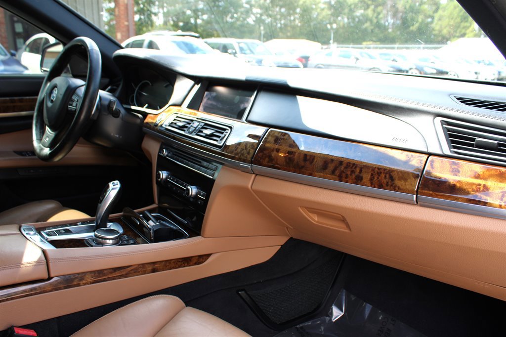 Used 2015 BMW 750Li xDrive image 17