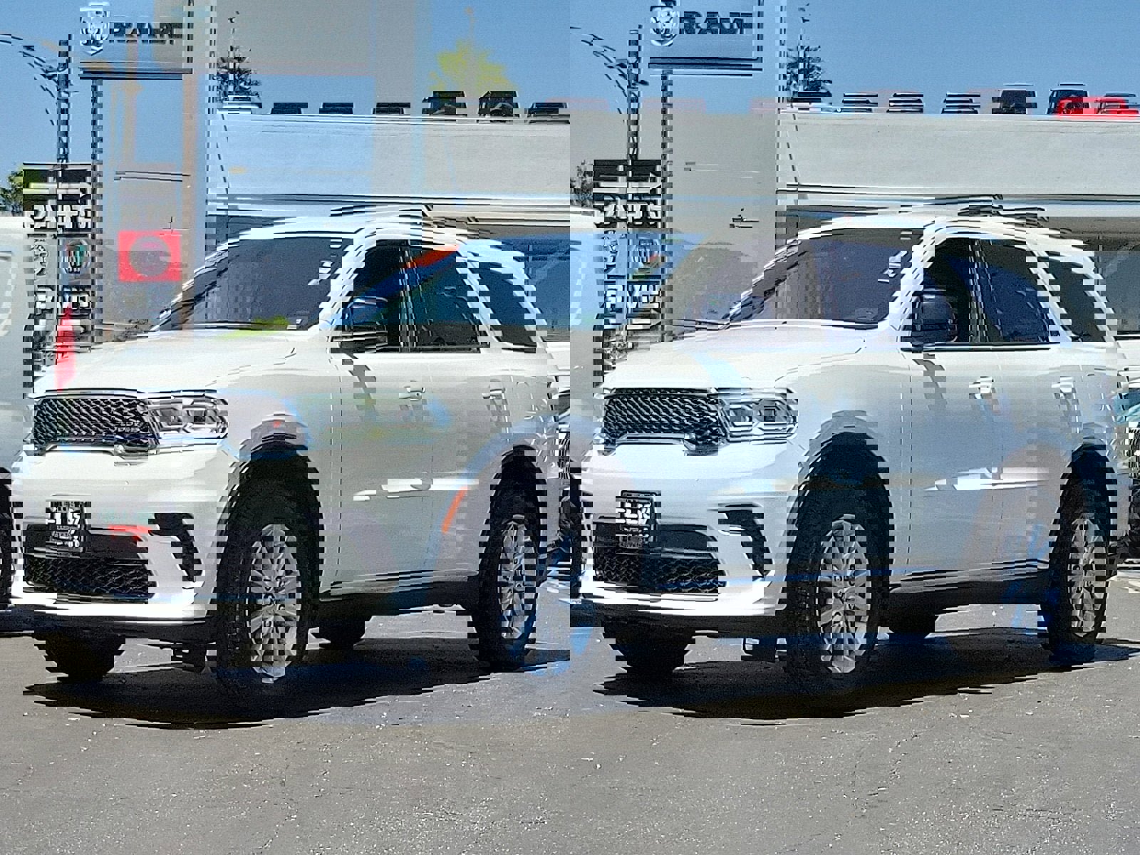 Used 2023 Dodge Durango SXT image 2