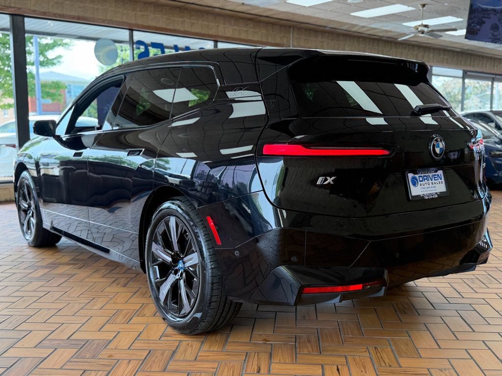Used 2023 BMW iX xDrive50 w/ Sport Package AWD/4WD image 6