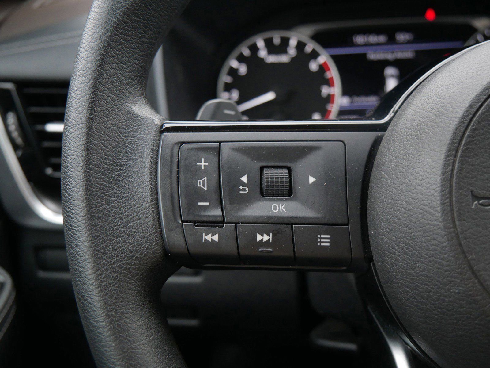 Used 2022 Nissan Rogue SV image 25