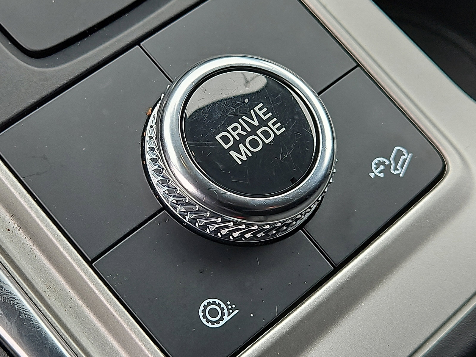 Certified 2022 Ford Explorer XLT w/ Equipment Group 202A image 25